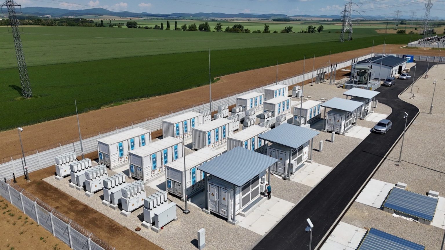 Realizace průmyslového bateriového úložiště PV Service Plus
